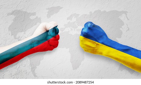 Vlaggen van Oekraïne en Rusland Vlag op handen slaan naar elkaar op de lichtgrijze achtergrond van de wereldkaart, Oekraïne versus Rusland in het concept van de wereldoorlogcrisis