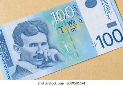 Anverso del billete de papel de 100 dinares sin circular emitido por Serbia, que muestra el retrato del científico Nikola Tesla