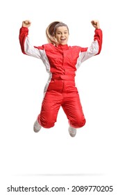 ジャンプと白い背景で隔離の幸福を身振りで示す赤いスーツを着た女性レーサー