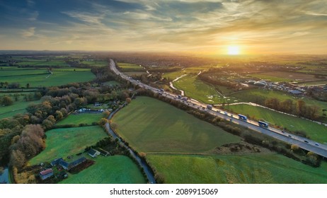 スタッフォードシャーのM6高速道路沿いの夕日