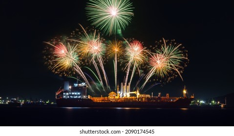 Tàu dầu nổi trên biển vào ban đêm và bắn pháo hoa đầy màu sắc trên nền tối chúc mừng năm mới và lễ hội kỷ niệm lễ hội pháo hoa