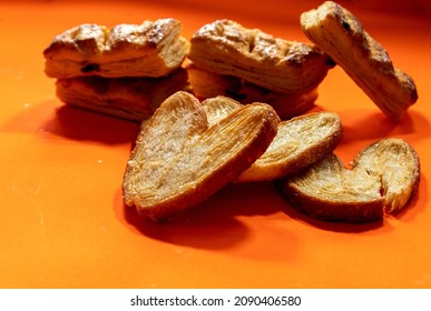 Biskuit pie dengan berbagai rasa, umumnya dilapisi mentega dan gula