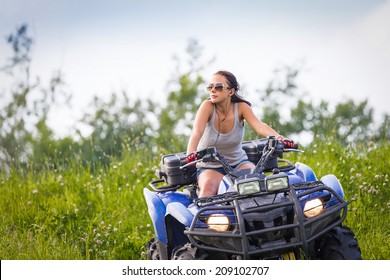 Quadrocycle kullanan zarif kadın