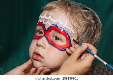 Niño con cara pintada estilo superhéroe