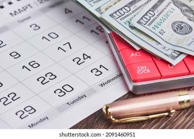 電卓、米ドル、月間カレンダー。給料日、最終日のコンセプト。給料日のコンセプト、公共料金の支払い、借金の支払い。ローンの支払い、クレジットおよび請求書の支払いの最終日