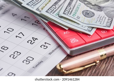 電卓、米ドル、月間カレンダー。給料日、最終日のコンセプト。給料日のコンセプト、公共料金の支払い、借金の支払い。ローンの支払い、クレジットおよび請求書の支払いの最終日