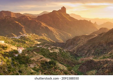 Schöner Sonnenuntergang über dem Roque Bentayga, Gran Canaria, Kanarische Inseln, Spanien