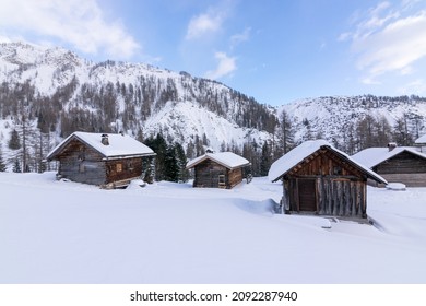 Cabañas de montaña cubiertas de nieve en el pueblo de dolomita después de las nevadas, paisaje de invierno alpino en el valle de montaña italiano