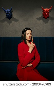 Аніме-жінка в червоному костюмі з коротким волоссям і чорним волоссям. Дівчина-вбивця в червоній куртці з кинджалом у руці. Краса портрет