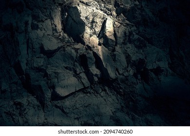 Fortezza tettonica di montagna tetra e mistica. Fortezza spettrale nebbiosa in modo oscuro. Vecchia rupe mitica, inquietante e frastagliata. Pietre orribili, spaventose e screpolate d'epoca. Terribile caverna carsica nebbiosa e danneggiata per un dramma misterioso.