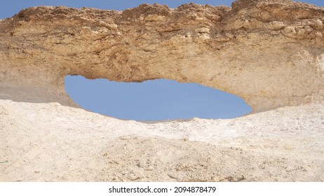 ゼクリート、カタール-2021 年 12 月 12 日: 岩のあるゼクリート砂漠の自然の風景。岩石は侵食によってさまざまな形に形成されます。