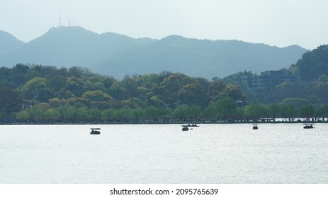 Los hermosos paisajes del lago en la ciudad china de Hangzhou en primavera con el lago tranquilo y las montañas verdes y frescas