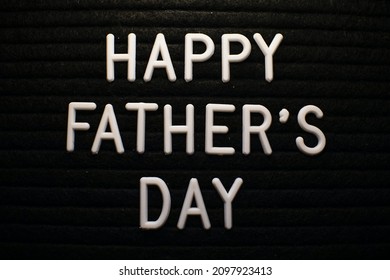 Word Text Happy Father's Day White Littering mit schwarzem Hintergrund