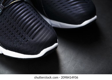 Giày thể thao đen trắng cực hiện đại trên nền đen. Không gian trông
