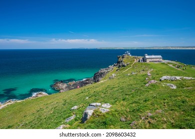 Pemandangan jalur pantai, di sekitar tanjung di St. Ives, Cornwall, Inggris. Saat itu hari musim panas dan lautnya berwarna biru jernih dan hijau kehijauan.