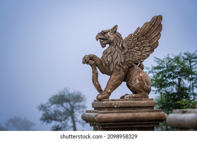 Patung gargoyle, chimera, berbentuk monster bersayap abad pertengahan, dari istana kerajaan di Bukit Bana, sebuah situs wisata di Da Nang, Vietnam. Gargoyle tua bergaya Gotik di sebuah desa Prancis dekat Da Nang.