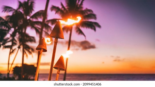 夕暮れ時のハワイのルアウ ビーチ パーティー。高級リゾート ホテルのレストランでハワイのティキ トーチに火がともされました。ハワイアン アロハ スピリットのパノラマ バナー。