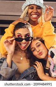 Amigas se divertindo juntas ao ar livre. Grupo de amigas da geração z fazendo caretas enquanto saem juntas na cidade. Jovens amigas felizes passando tempo de qualidade juntas.