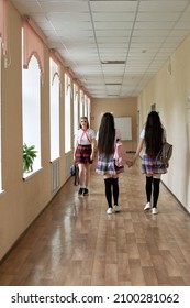 Gymnasiast geht den Korridor der Schule entlang. Anime-Stil