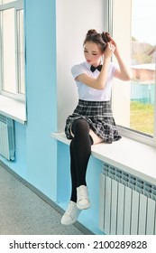 estudiante de secundaria está sentado en el alféizar de la ventana. estilo animado
