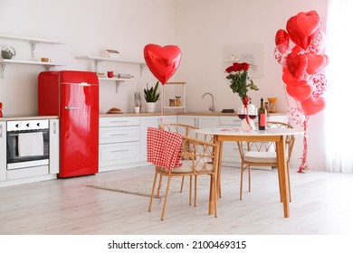 Innenraum der hellen Küche mit Esstisch, der zum Valentinstag serviert wird