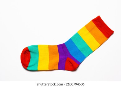 un par de calcetines coloridos del arco iris en el fondo blanco