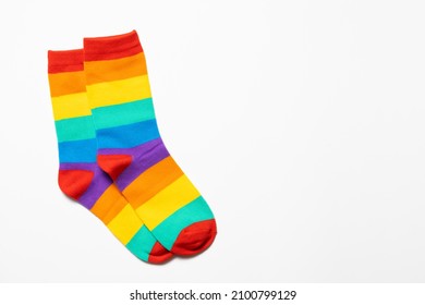 un par de calcetines coloridos del arco iris en el fondo blanco