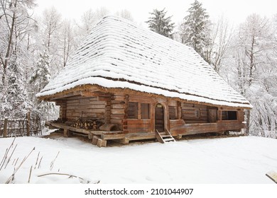 Lviv, Ucrania - 8 de diciembre de 2021: Antigua casa de pueblo en el Museo Klymentii Sheptytskyi de Arquitectura Popular y Vida Rural en Lviv (Shevchenkivskyi Hai). Skansen en invierno
