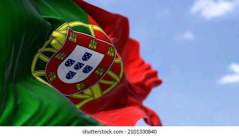 Detail van de nationale vlag van Portugal die op een heldere dag in de wind zwaait. Democratie en politiek. Europees land. Selectieve focus