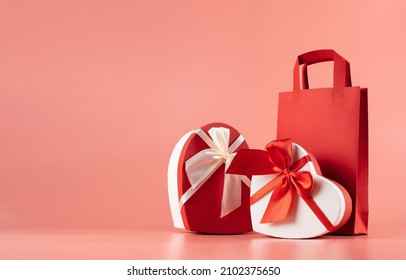 Embalaje brillante para compras, regalos y paquetes sobre un fondo rosa. El concepto de entrega de regalos y paquetes para las fiestas de san valentín, agradables sorpresas. Compras, venta, promoción.