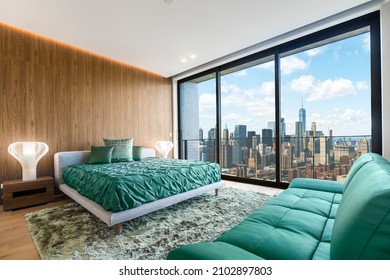 ニューヨークのブルックリンにあるモダンで現代的なベッドルームで、アッパー マンハッタンの景色を眺めることができます。コンドミニアムまたはホテルの宿泊施設。セージグリーンとメープルカラー。