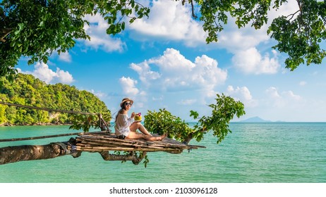 Mujer viajera en la rama de un árbol, alegría, naturaleza, vista, paisaje escénico, playa Railay, Krabi, atracción de aventura, viajes turísticos, Phuket, Tailandia, vacaciones de verano, viaje, turismo, hermoso destino, Asia