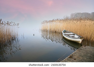 Lago de Sjaelso y barco en Dinamarca en otoño