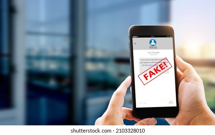 Mensaje de texto falso SMS estafa o concepto de phishing. Manos de hombre con teléfono inteligente