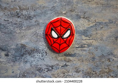 San Diego, CA USA - 12 december 2021: Een Spiderman-gezichtssuikerkoekje met royal icing.
