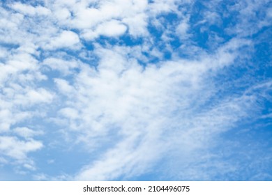 Hintergrund des blauen Himmels mit Wolken am Ozean. Platz kopieren