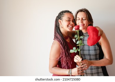 Schéine Mammendag! Duechter gratuléiert Mamm a gëtt hir rout Rous a rout Häerz. Mamm a Meedchen laachen an ëmklammen. Famill Vakanz an Zesummenaarbecht.