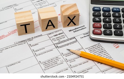 Formulario de impuestos 1099-misc sobre un fondo blanco.