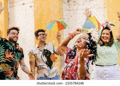 Brasilianesche Karneval. Grupp vu Frënn, déi Karnevalsfeier feieren.