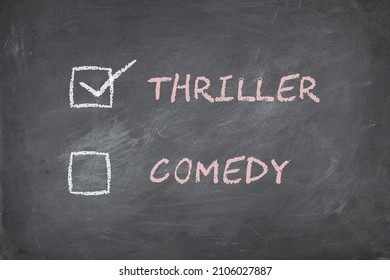 Conceito de caixa de seleção de preferência de gênero de filme no fundo do quadro-negro. Suspense ou comédia.