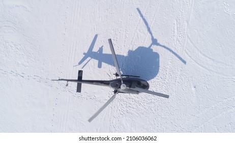 ヘリコプターは最大のバイカル湖の氷の上に立っています。離陸前の黒いヘリコプター。上からの眺め。