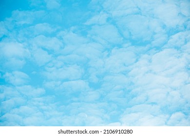 天国の魔法の空とふわふわの雲と朝の月。青い空と白い雲。美しい夕焼け空。自然の空の背景。