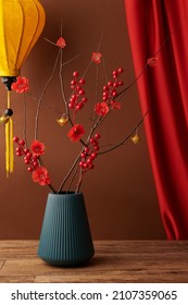 Florero con ramas con flores rojas tradicionales para la celebración del Tet en Vietnam
