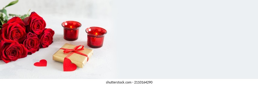 Vältesdag Banner. Happy Vältesdag, Mammendag, Fraen d'Web Linn. Roude Rousen Bouquet, Kaddosbox a Käerzen op wäissen Hannergrond. Kopie Plaz, Produit Plaz. Festivitéiten Banner