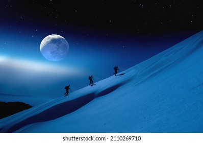 professionelle Bergsteiger beim Winterwandern im Morgengrauen und bei kaltem Wetter
