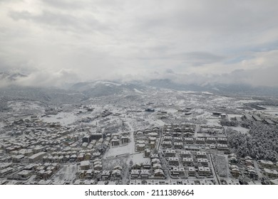 Vista aérea de la nevada ciudad de Bursa y la montaña Uludag