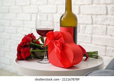 Geschenk zum Valentinstag, Blumen und Wein auf dem Tisch
