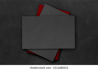 暗いコンクリートの背景に黒と赤の長方形のモックアップ。デザイン要素またはポートフォリオ。コピースペース