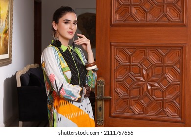 Pakistanski model nosi tradicionalnu nošnju Shalwar kameez - Kurti