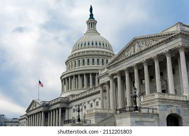 Pemandangan dramatis Gedung Capitol Amerika Serikat di Washington DC.